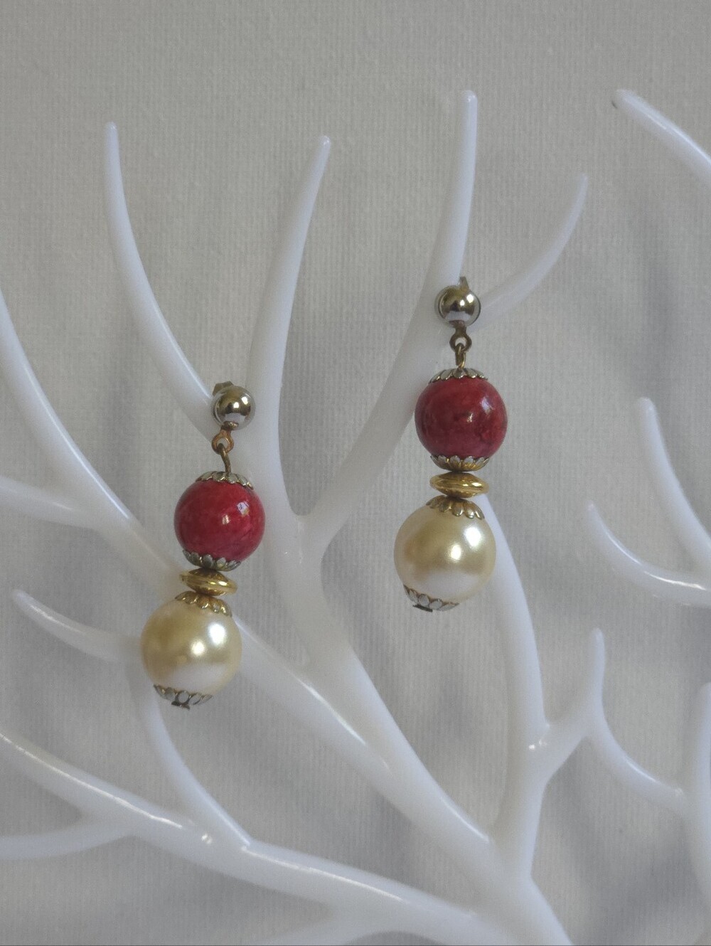 Vintage 1980s Red & Faux Pearl Dangle Earrings Mixed‎ Metal Bead Drop Post - Picture 8 of 8